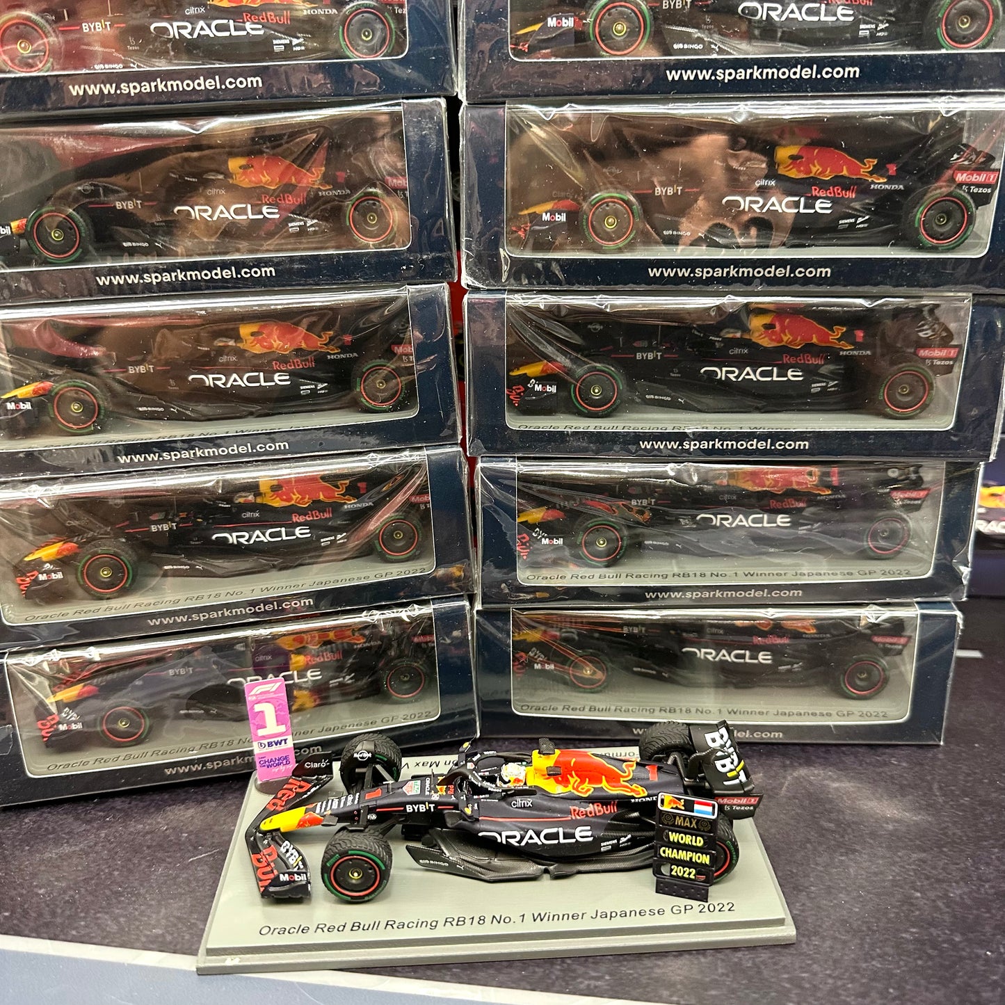 Spark 1:43 Red Bull Racing 2022 RB18 Max Verstappen Japanese GP World Champion Edition