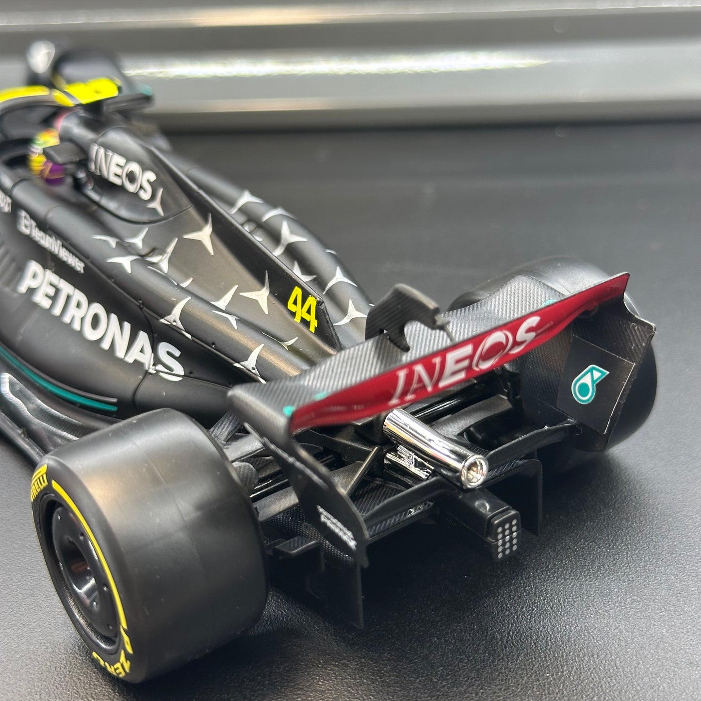 Bburago 1:24 Mercedes-AMG Petronas 2023 W14 with Driver's Helmet & Showcase