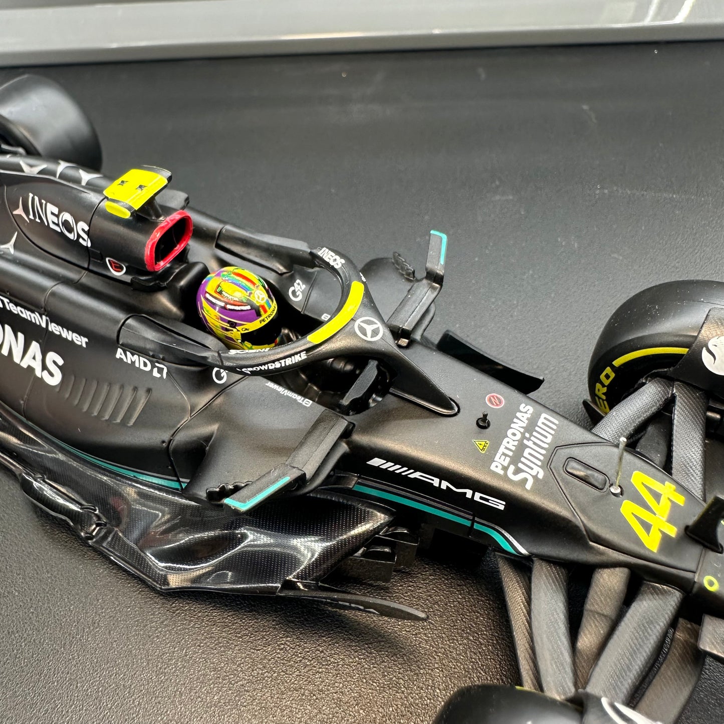 Bburago 1:24 Mercedes-AMG Petronas 2023 W14 with Driver's Helmet & Showcase