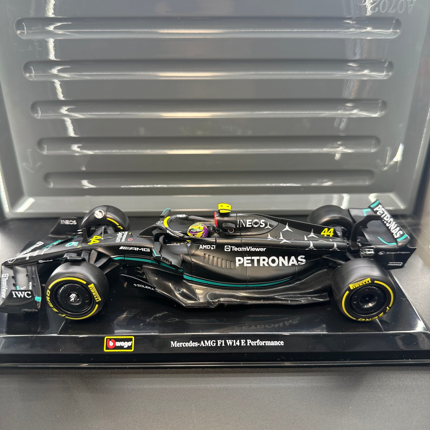 Bburago 1:24 Mercedes-AMG Petronas 2023 W14 with Driver's Helmet & Showcase