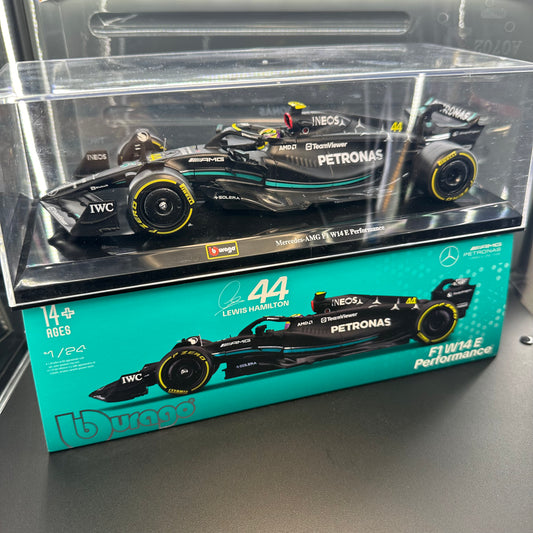Bburago 1:24 Mercedes-AMG Petronas 2023 W14 with Driver's Helmet & Showcase