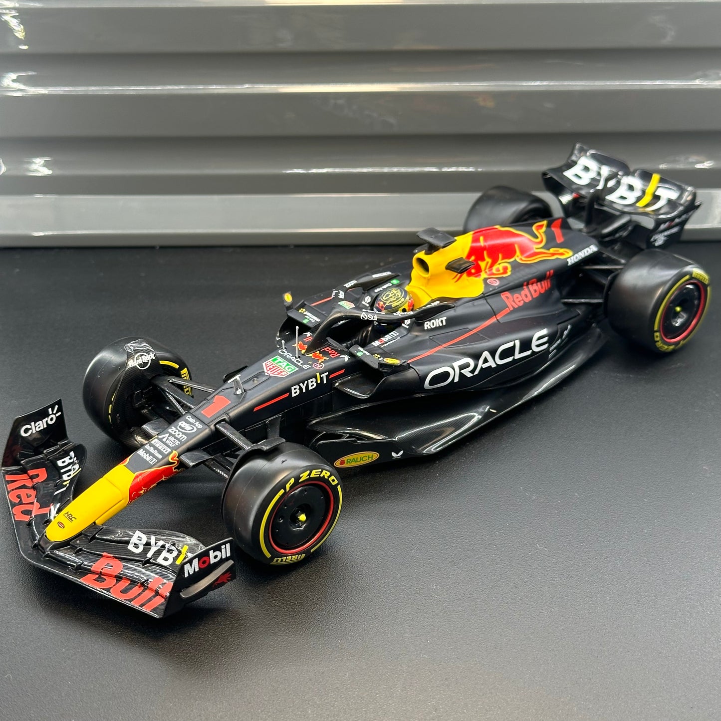 Bburago 1:24 Red Bull Racing 2023 RB19 with Driver's Helmet & Showcase