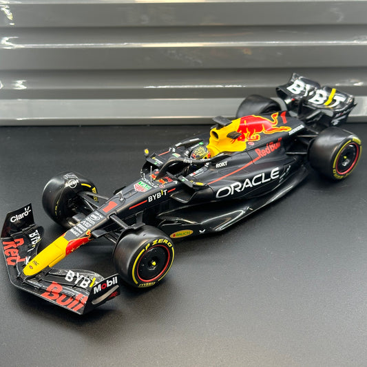 Bburago 1:24 Red Bull Racing 2023 RB19 with Driver's Helmet & Showcase