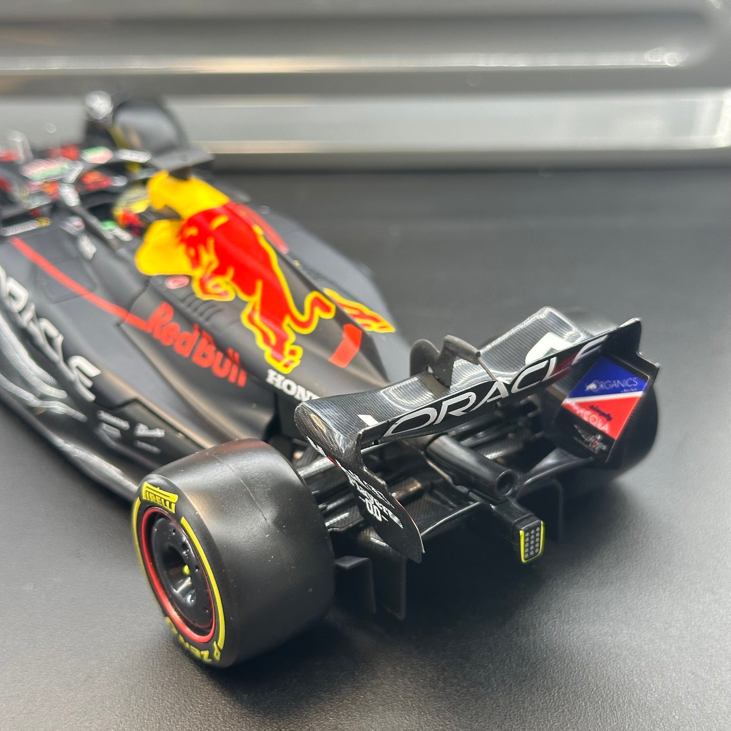 Bburago 1:24 Red Bull Racing 2023 RB19 with Driver's Helmet & Showcase
