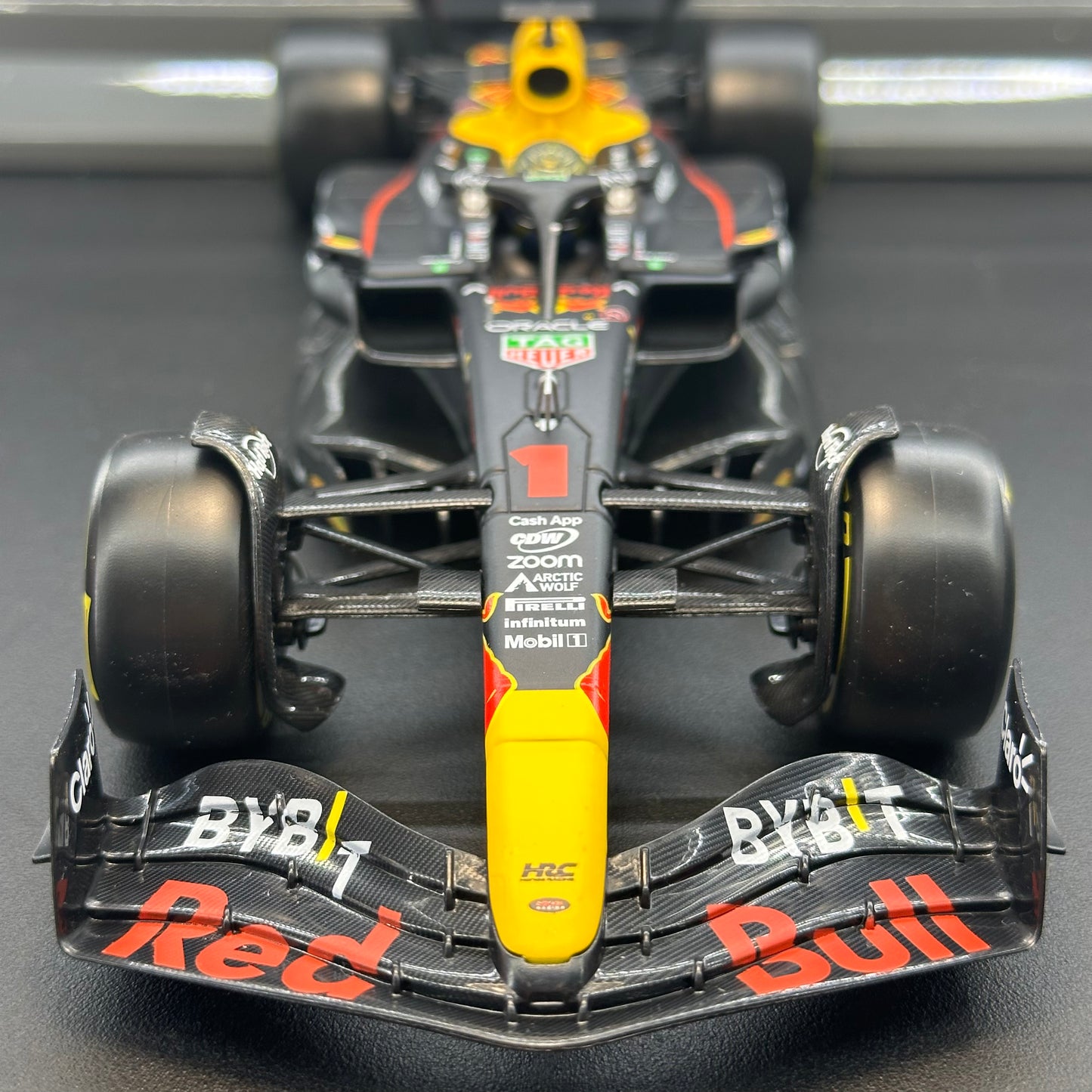 Bburago 1:24 Red Bull Racing 2023 RB19 with Driver's Helmet & Showcase