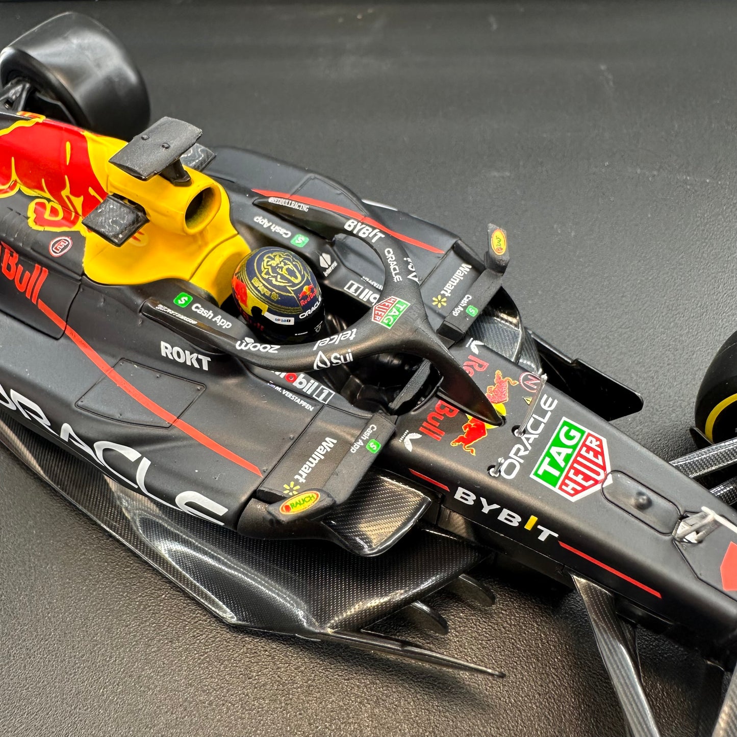Bburago 1:24 Red Bull Racing 2023 RB19 with Driver's Helmet & Showcase
