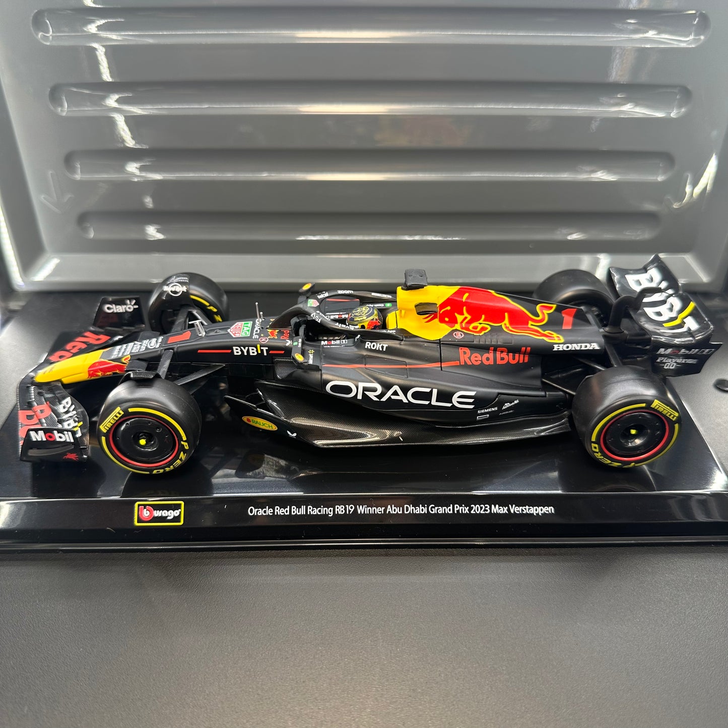 Bburago 1:24 Red Bull Racing 2023 RB19 with Driver's Helmet & Showcase
