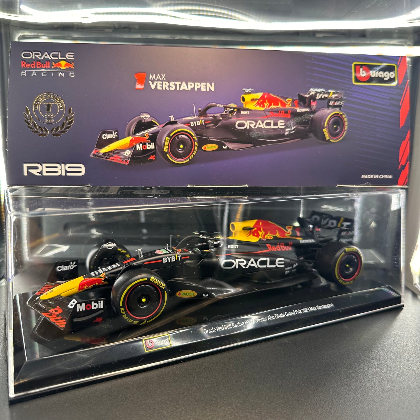 Bburago 1:24 Red Bull Racing 2023 RB19 with Driver's Helmet & Showcase