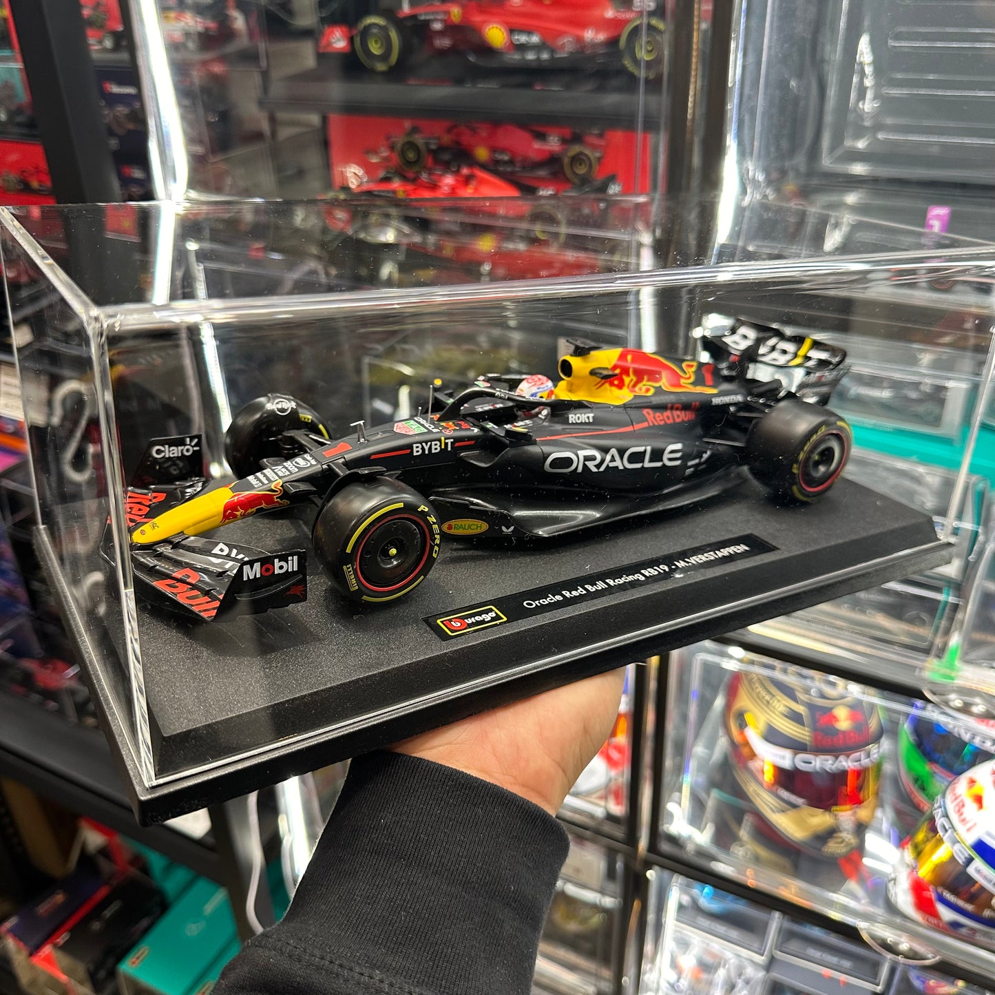 Bburago 1:18 Red Bull Racing 2023 RB19 with Driver's Helmet & Showcase