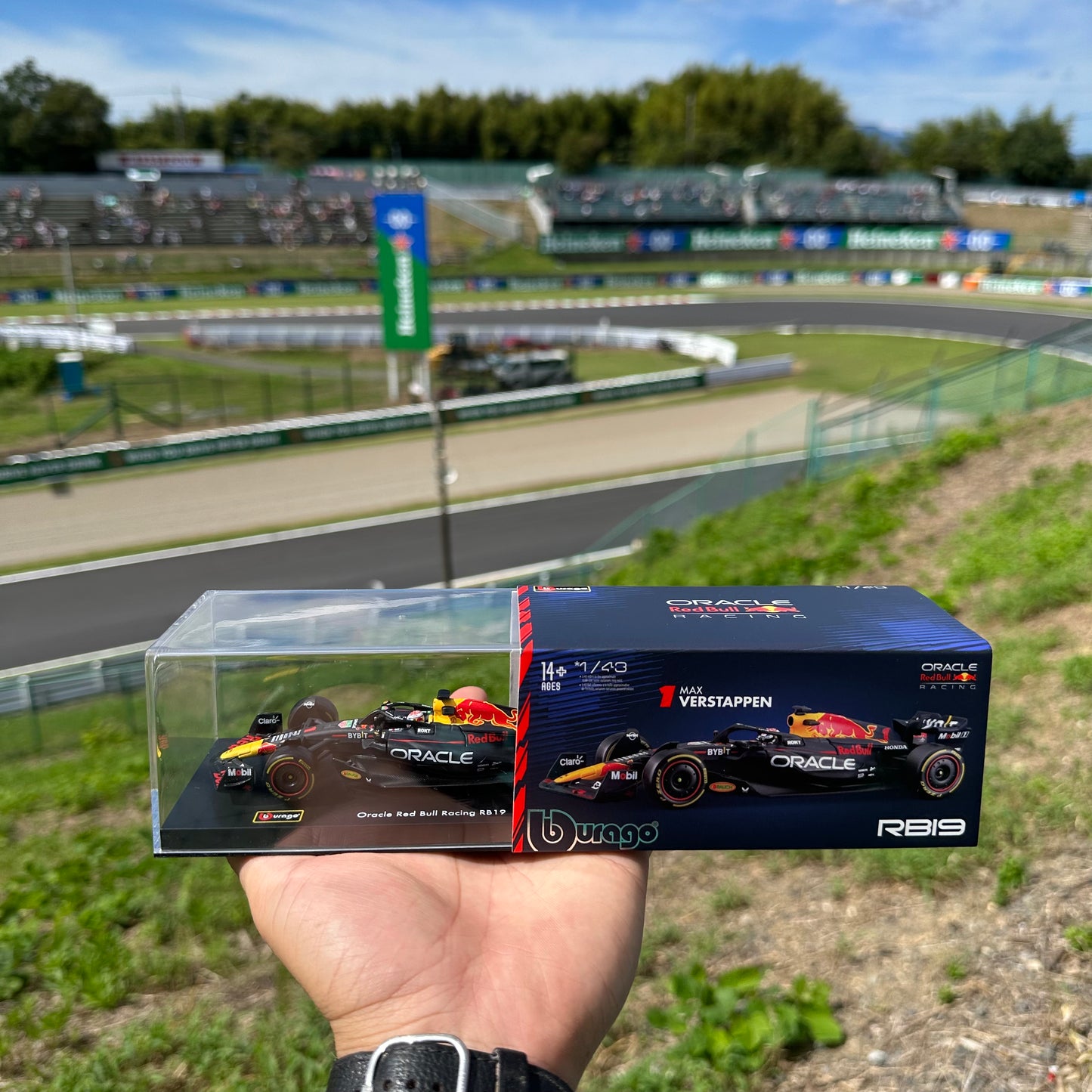Bburago Oracle Red Bull Racing RB19 (2023) with Driver's Helmet & Showcase 1:43