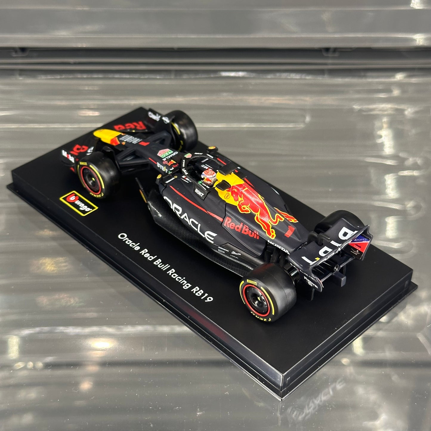 Bburago Oracle Red Bull Racing RB19 (2023) with Driver's Helmet & Showcase 1:43