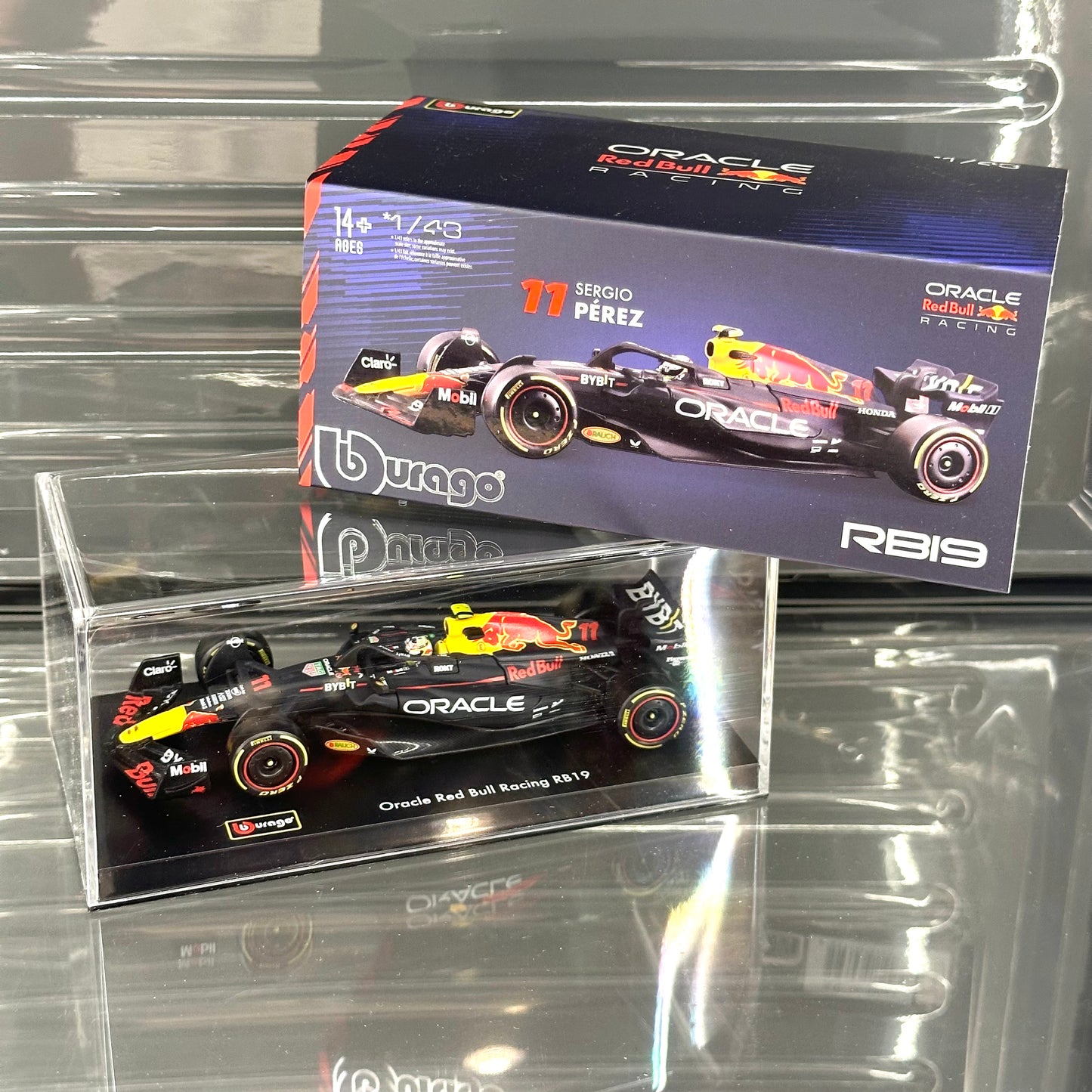 Bburago Oracle Red Bull Racing RB19 (2023) with Driver's Helmet & Showcase 1:43