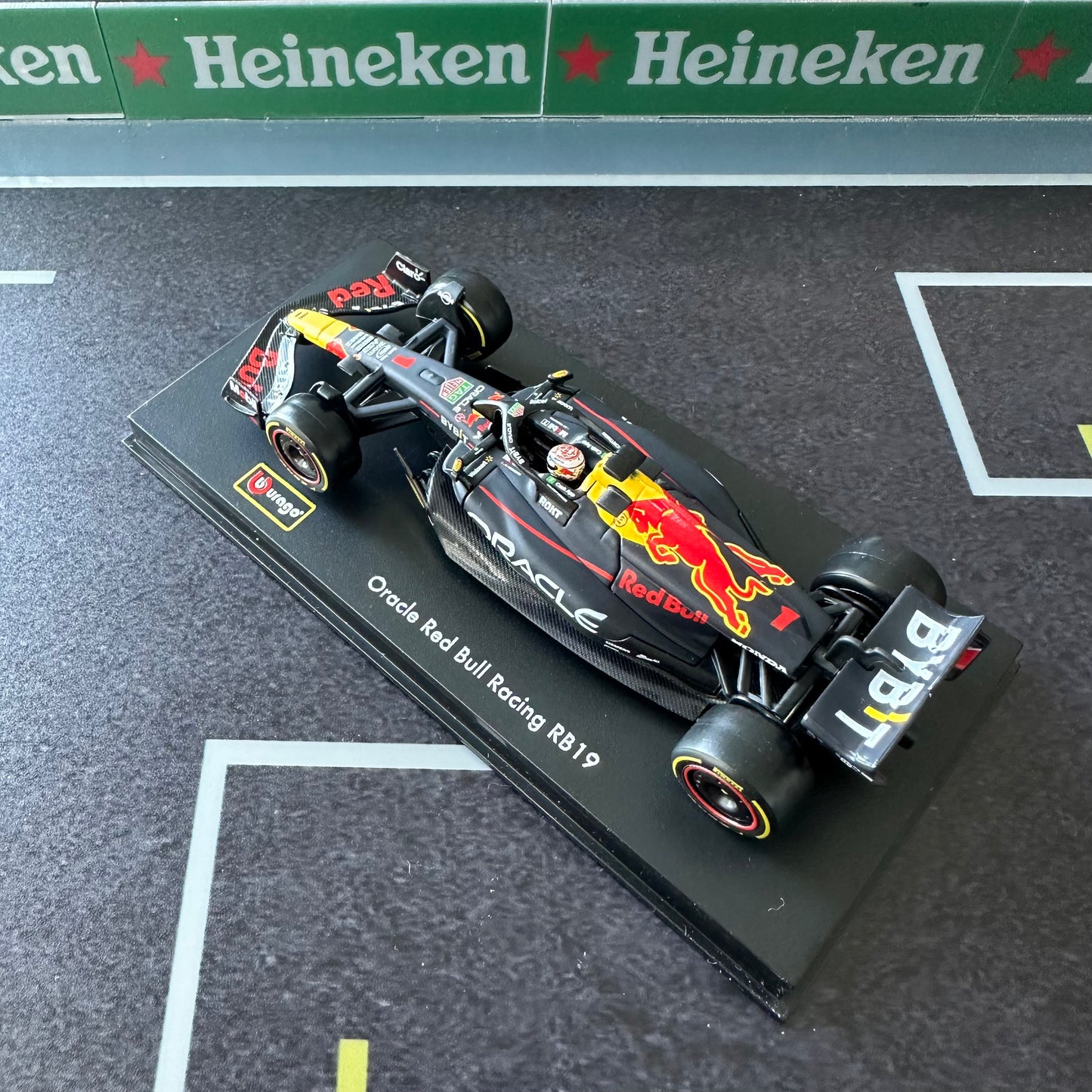 Bburago Oracle Red Bull Racing RB19 (2023) with Driver's Helmet & Showcase 1:43