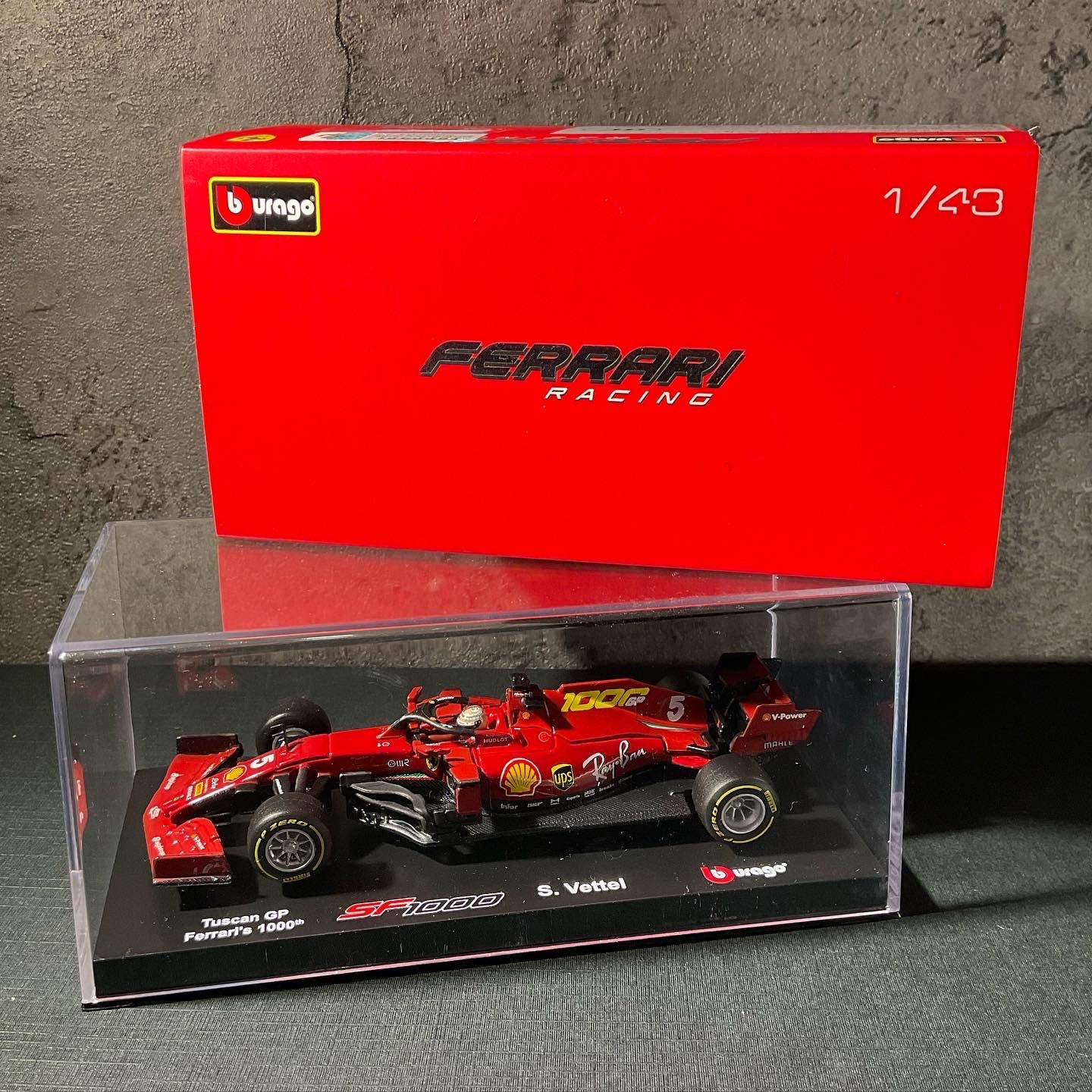 Scuderia Ferrari - SF1000 (2020) 1:43 (Tuscan Grand Prix - Ferrari's 1000th特別版) with Driver’s Helmet | Showcase