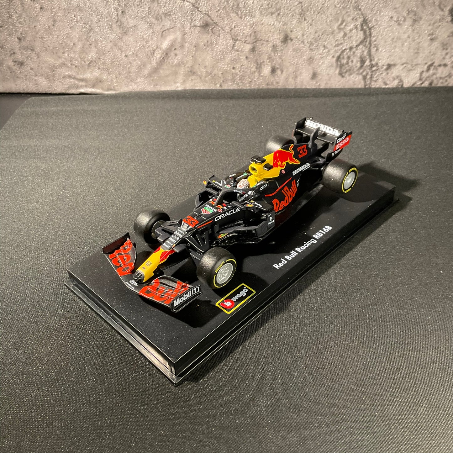Red Bull Racing - RB16B (2021) 1:43 with Driver's Helmet | Showcase