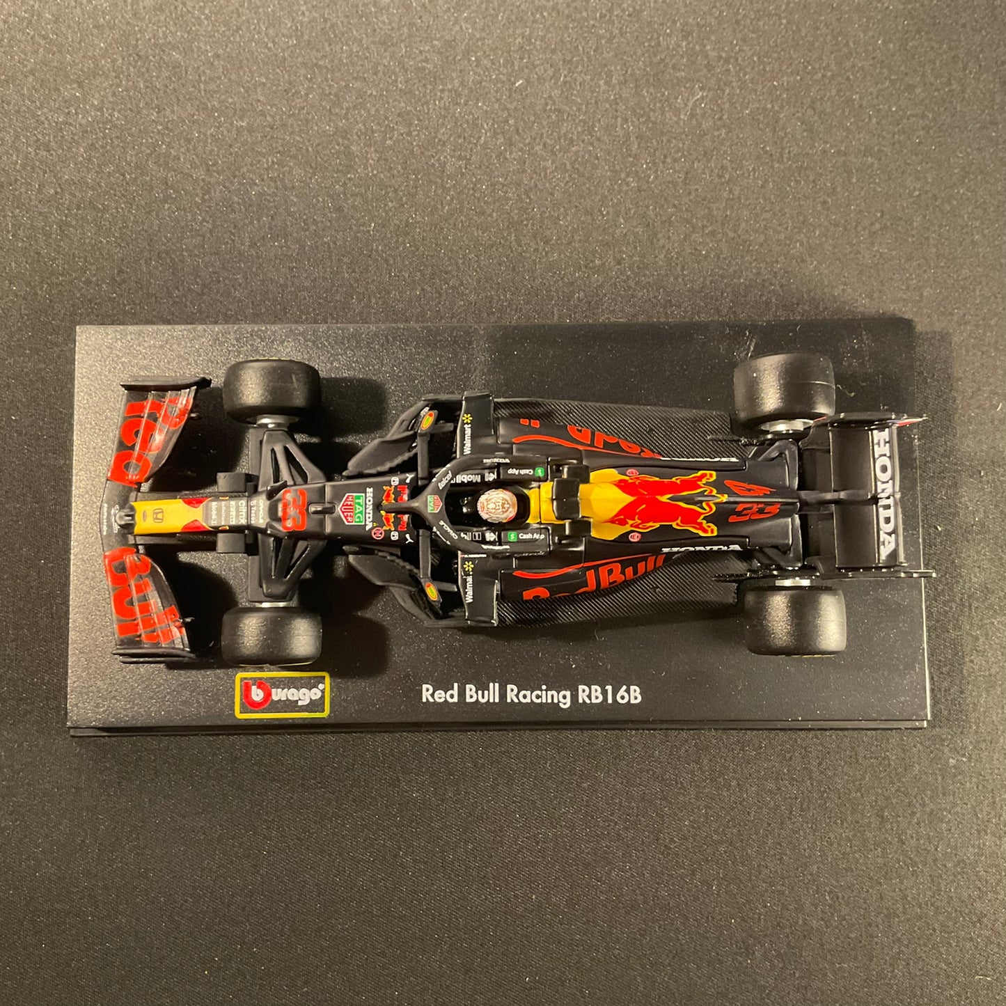 Red Bull Racing - RB16B (2021) 1:43 with Driver's Helmet | Showcase
