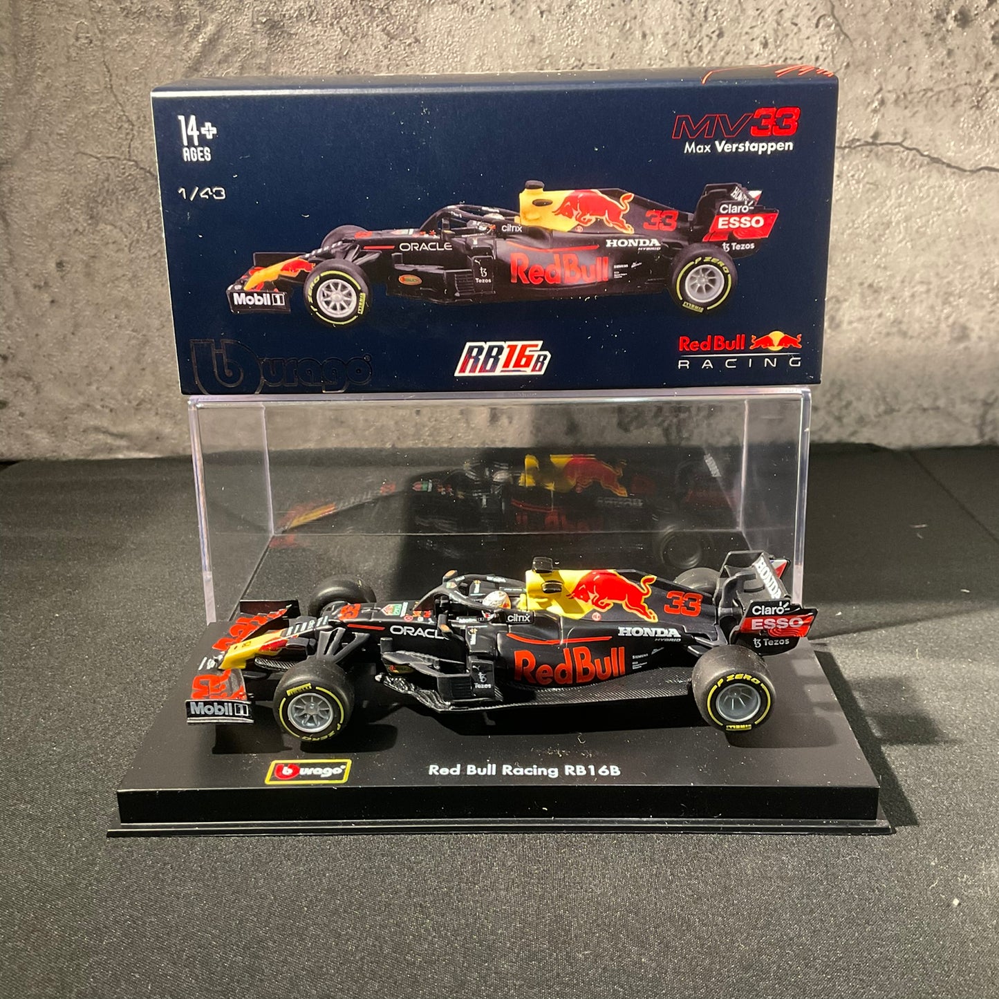 Red Bull Racing - RB16B (2021) 1:43 with Driver's Helmet | Showcase