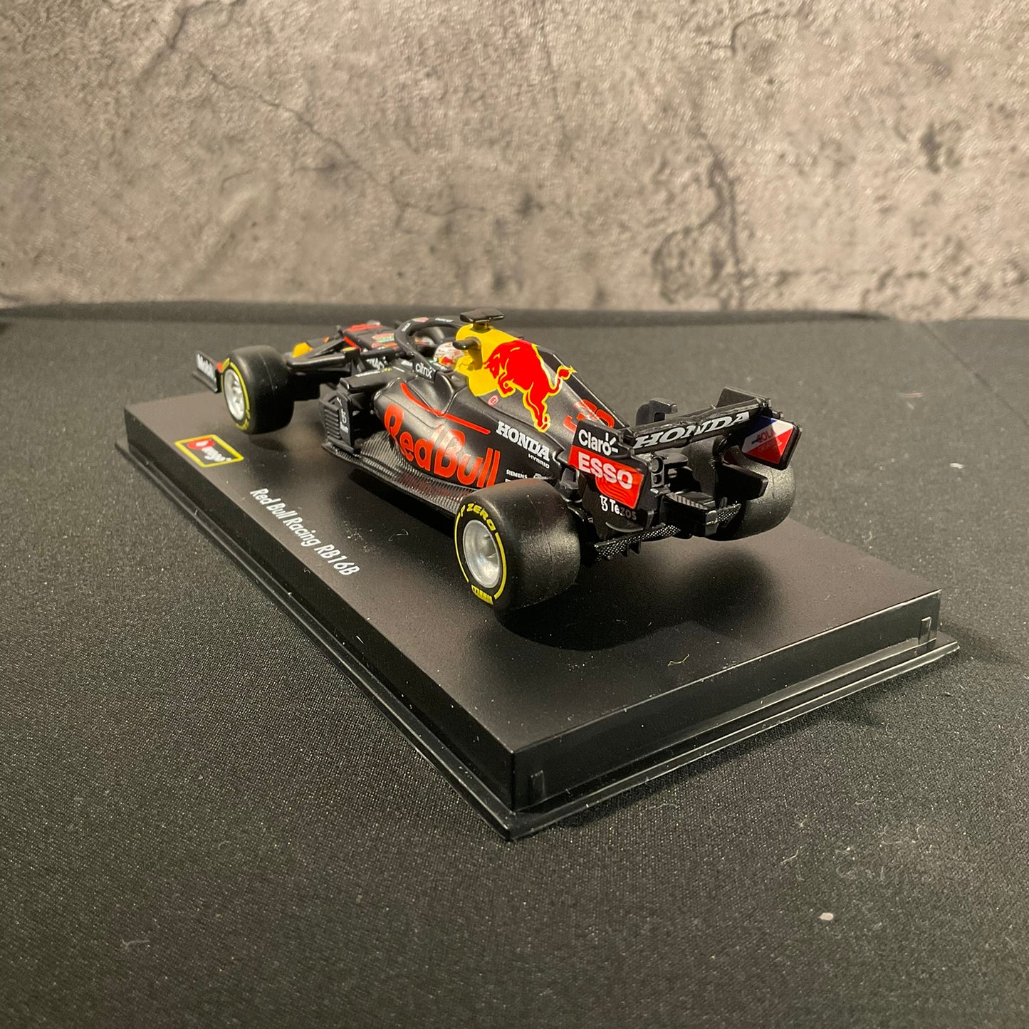 Red Bull Racing - RB16B (2021) 1:43 with Driver's Helmet | Showcase