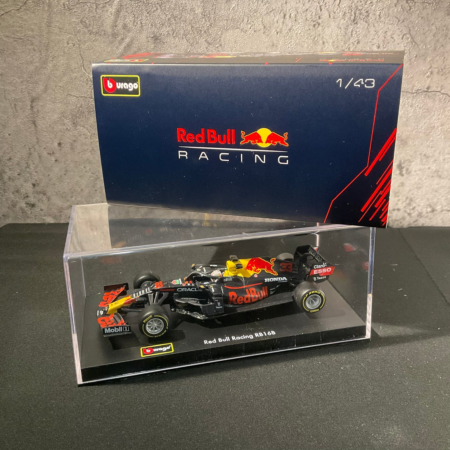 Red Bull Racing - RB16B (2021) 1:43 with Driver's Helmet | Showcase