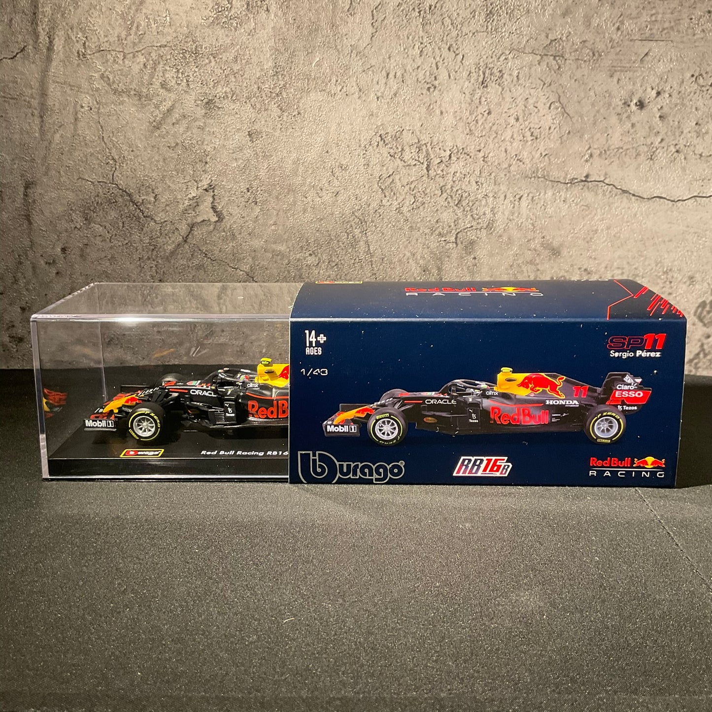 Red Bull Racing - RB16B (2021) 1:43 with Driver's Helmet | Showcase