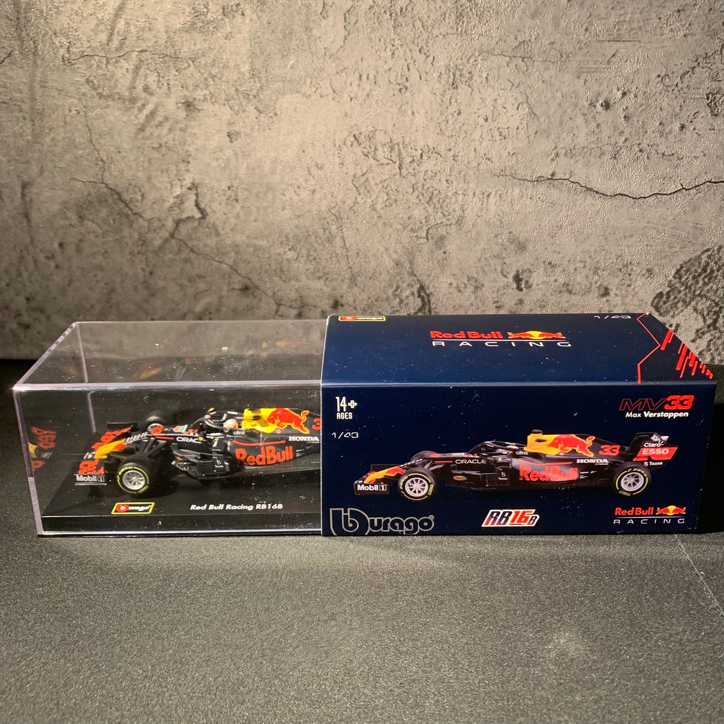 Red Bull Racing - RB16B (2021) 1:43 with Driver's Helmet | Showcase
