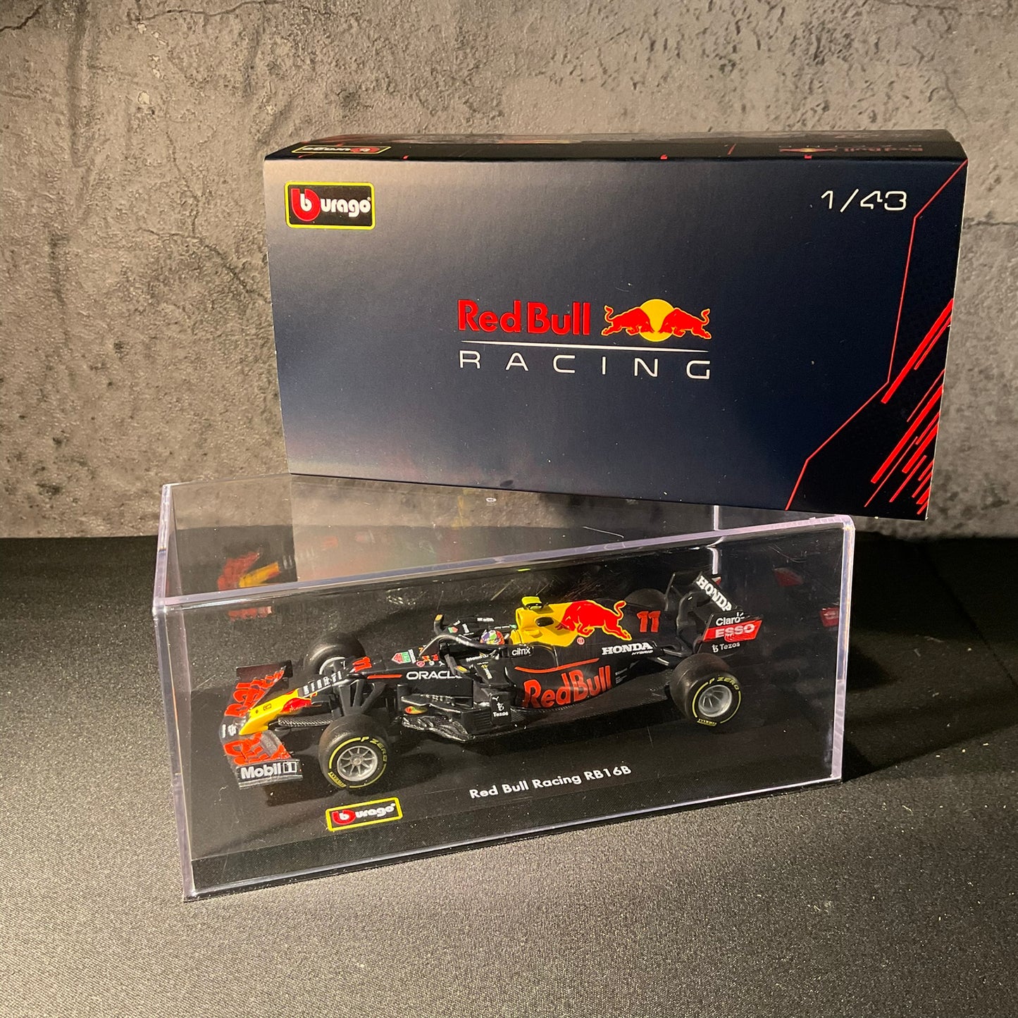 Red Bull Racing - RB16B (2021) 1:43 with Driver's Helmet | Showcase
