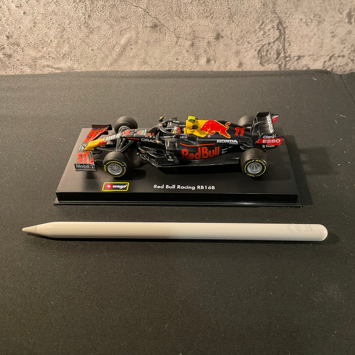 Red Bull Racing - RB16B (2021) 1:43 with Driver's Helmet | Showcase