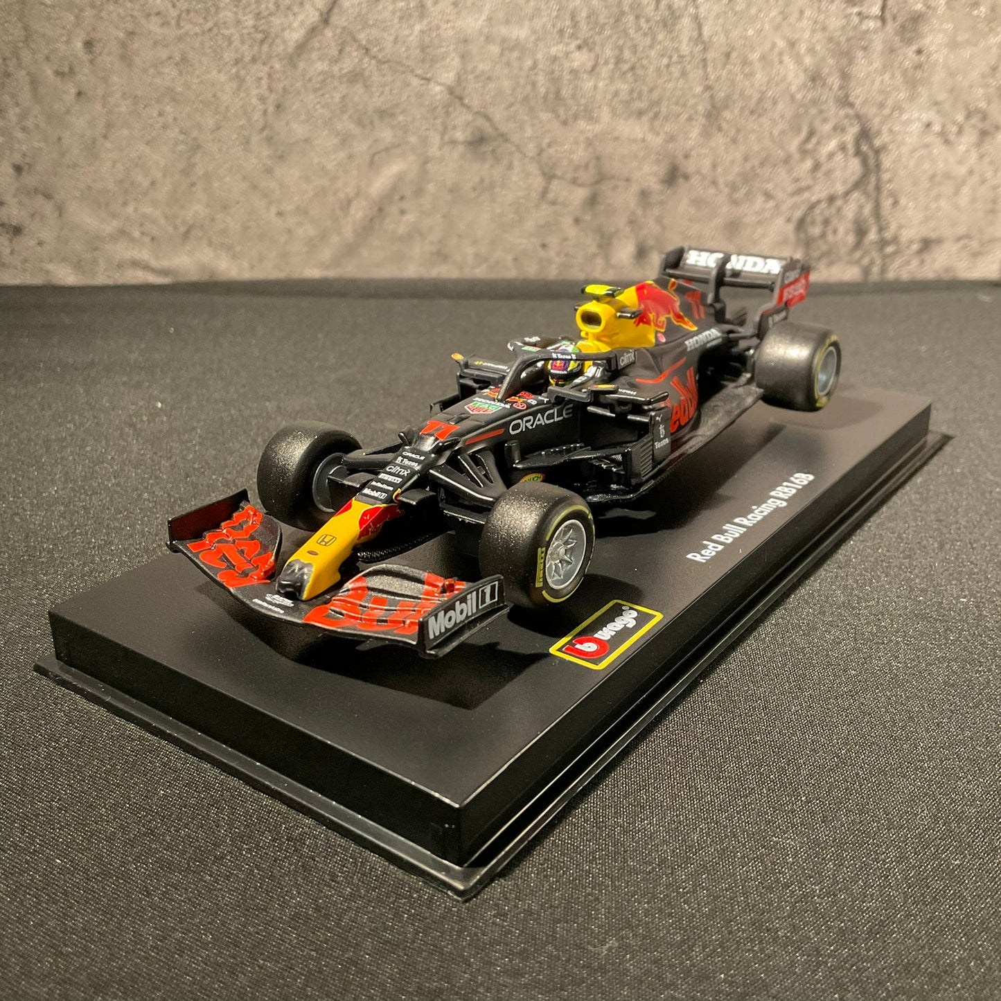 Red Bull Racing - RB16B (2021) 1:43 with Driver's Helmet | Showcase
