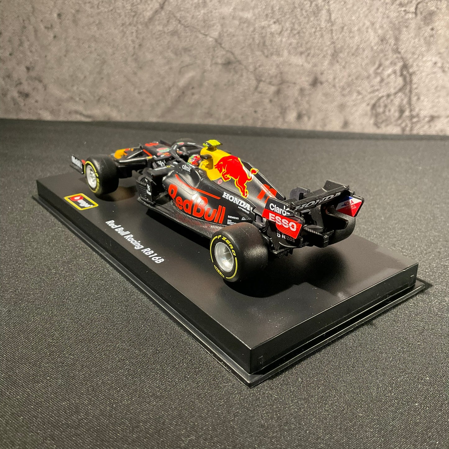 Red Bull Racing - RB16B (2021) 1:43 with Driver's Helmet | Showcase