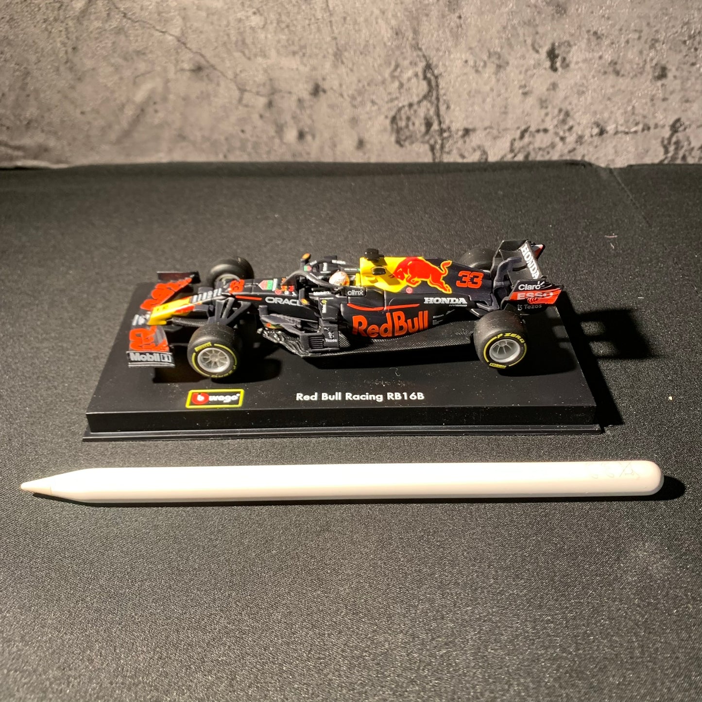 Red Bull Racing - RB16B (2021) 1:43 with Driver's Helmet | Showcase