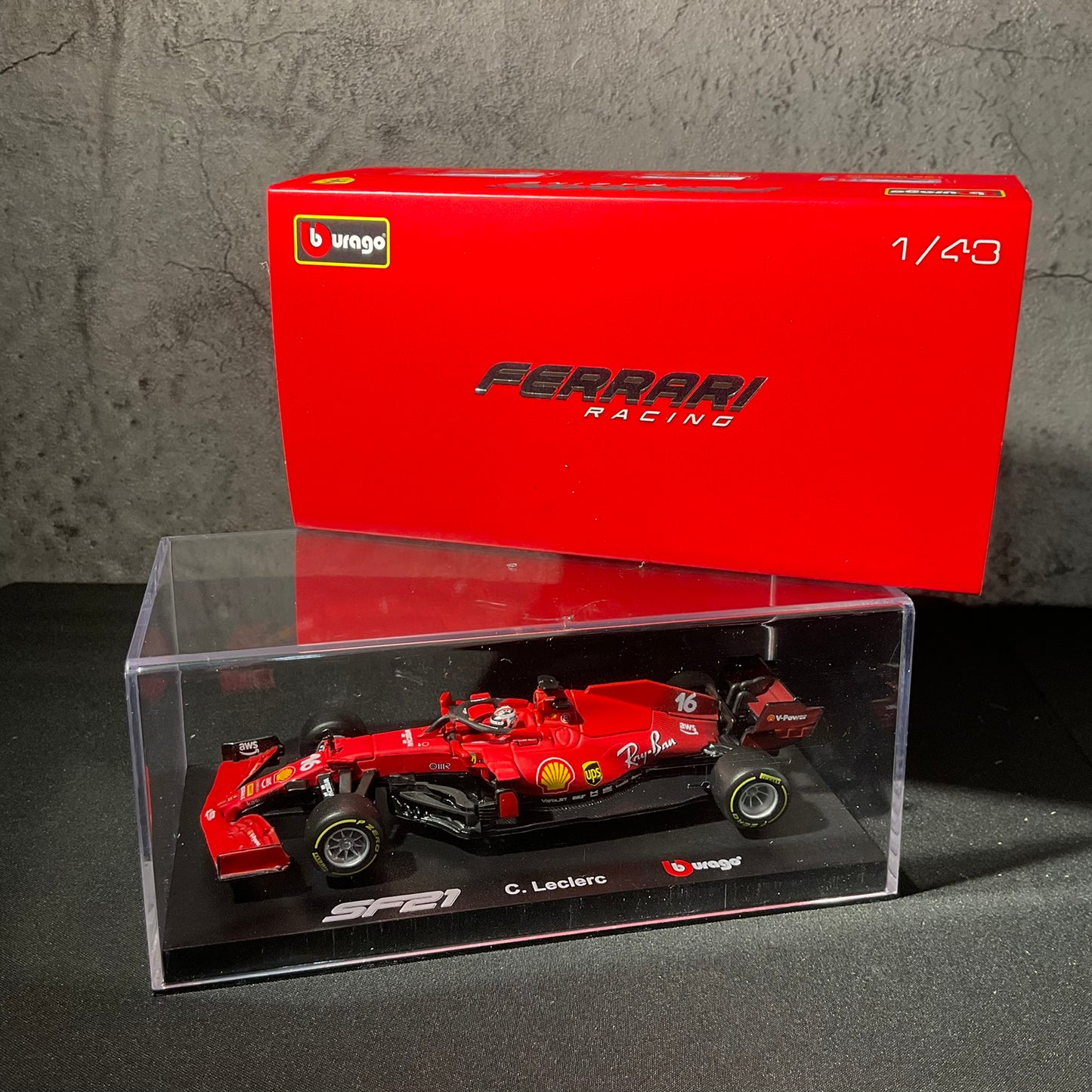 Scuderia Ferrari - SF21(2021) 1:43 with Driver’s Helmet | Showcase