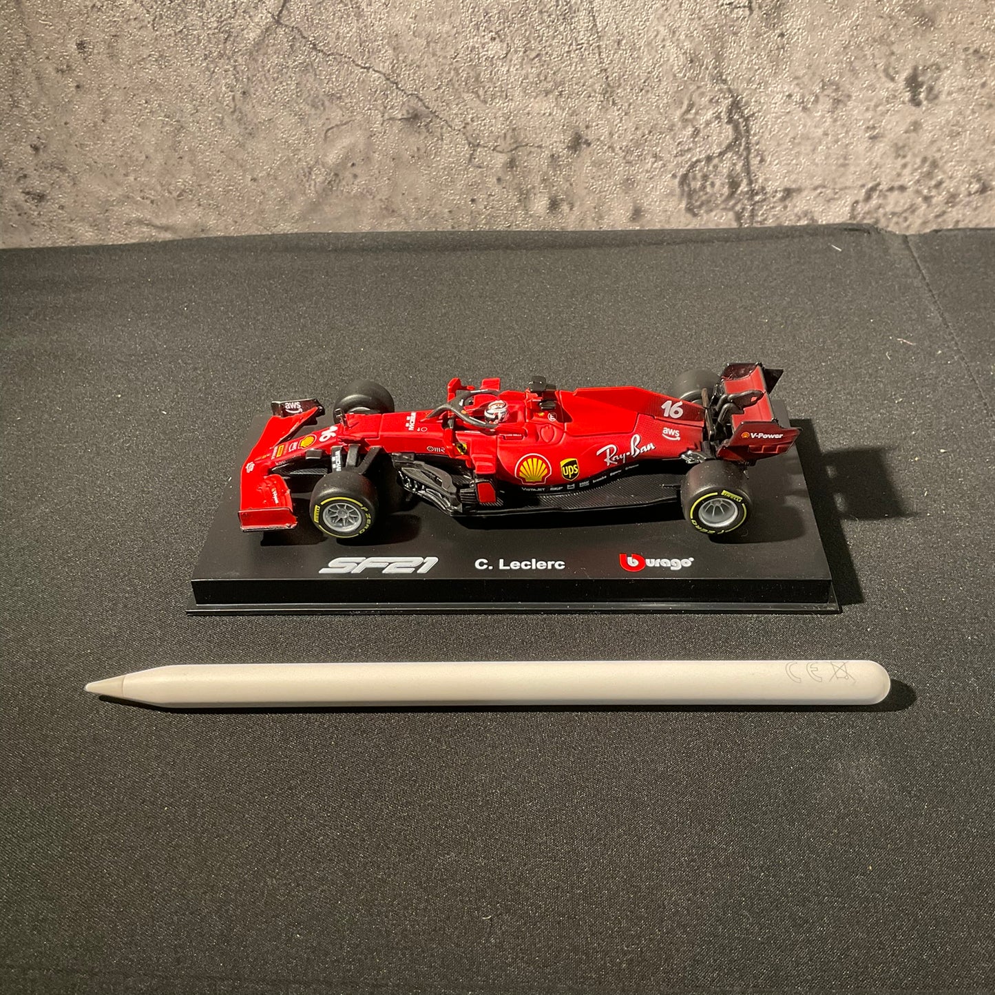 Scuderia Ferrari - SF21(2021) 1:43 with Driver’s Helmet | Showcase