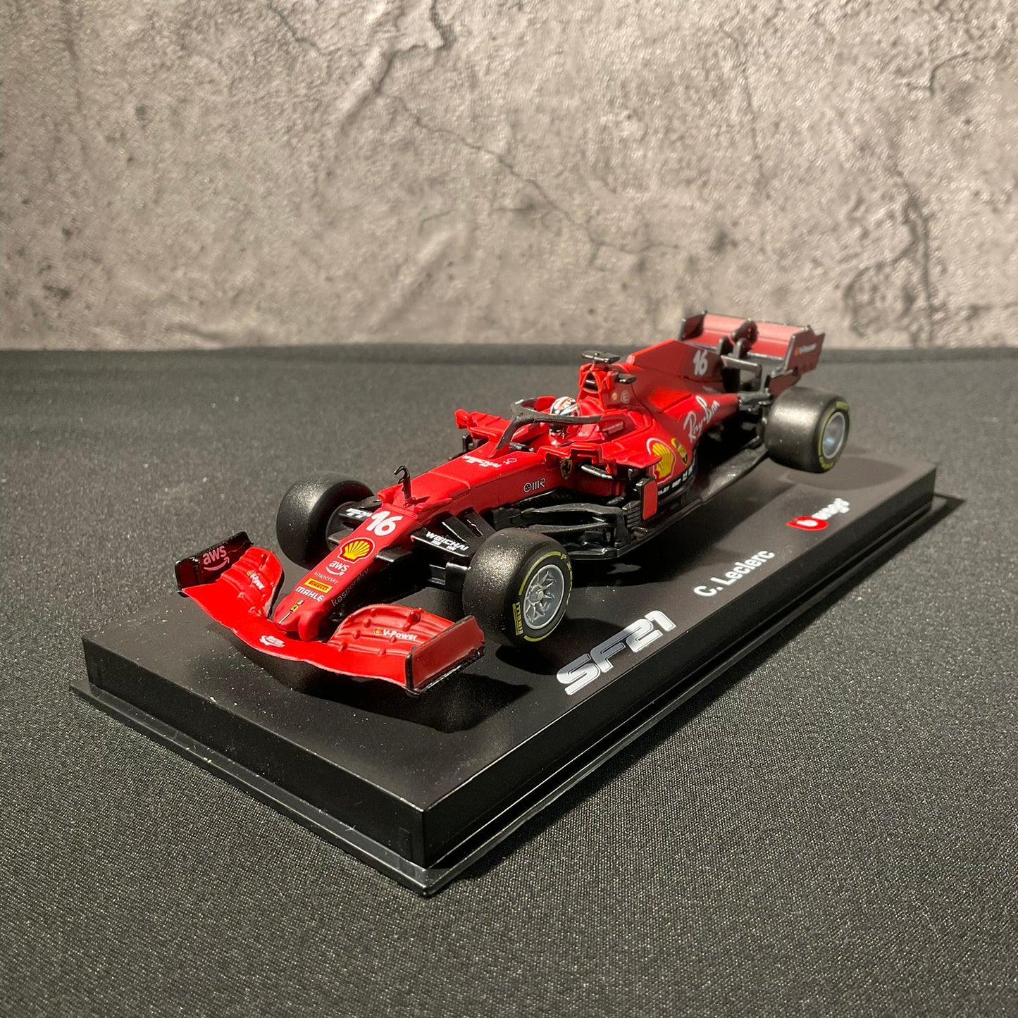 Scuderia Ferrari - SF21(2021) 1:43 with Driver’s Helmet | Showcase