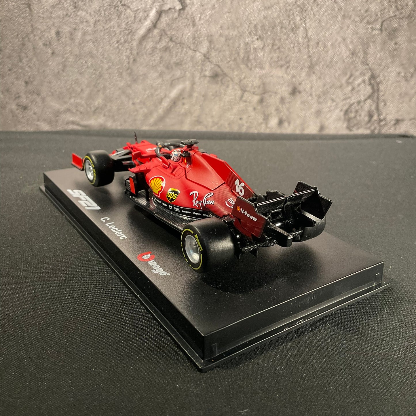 Scuderia Ferrari - SF21(2021) 1:43 with Driver’s Helmet | Showcase