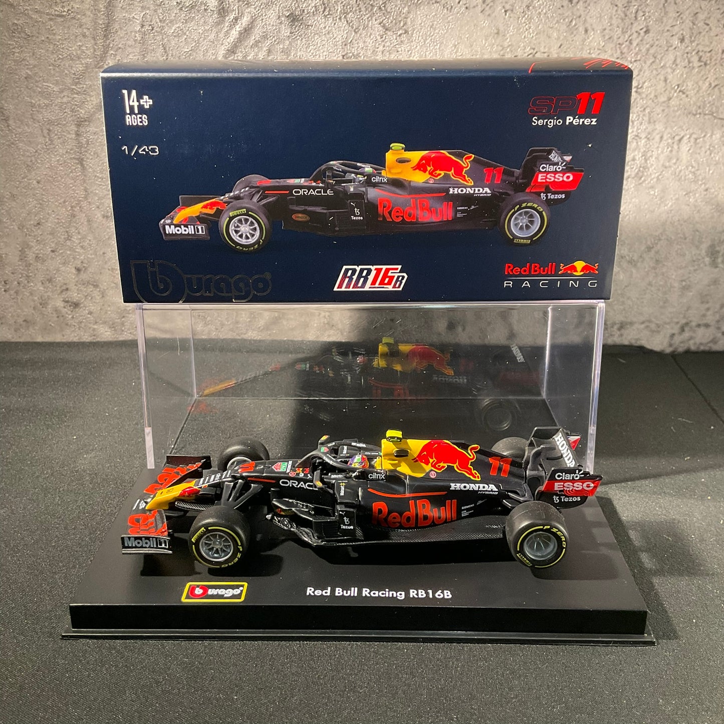 Red Bull Racing - RB16B (2021) 1:43 with Driver's Helmet | Showcase