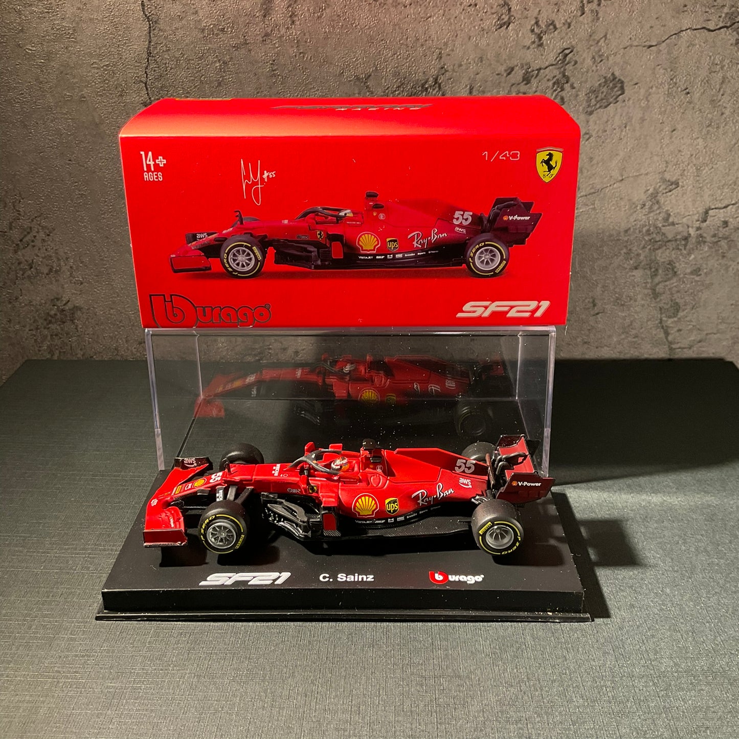 Scuderia Ferrari - SF21(2021) 1:43 with Driver’s Helmet | Showcase