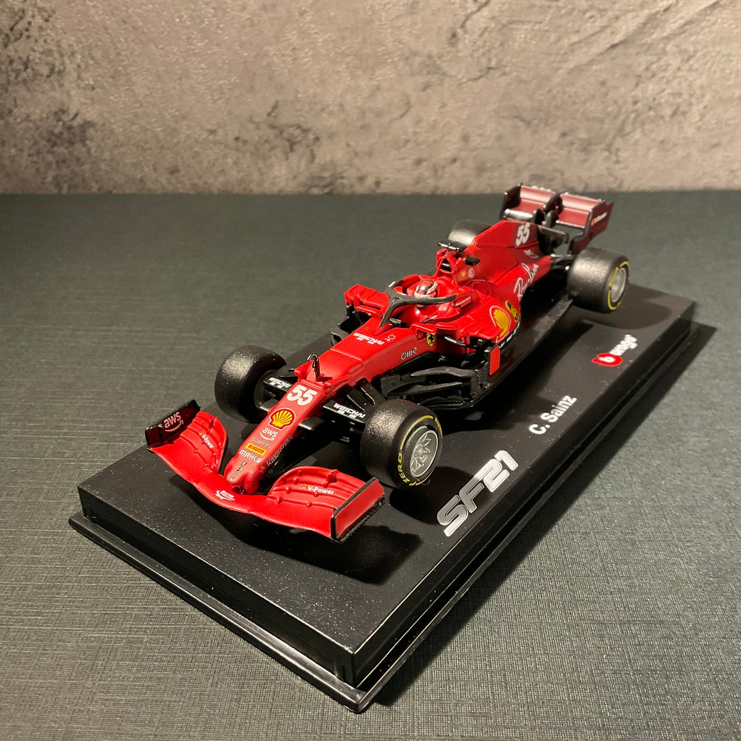 Scuderia Ferrari - SF21(2021) 1:43 with Driver’s Helmet | Showcase