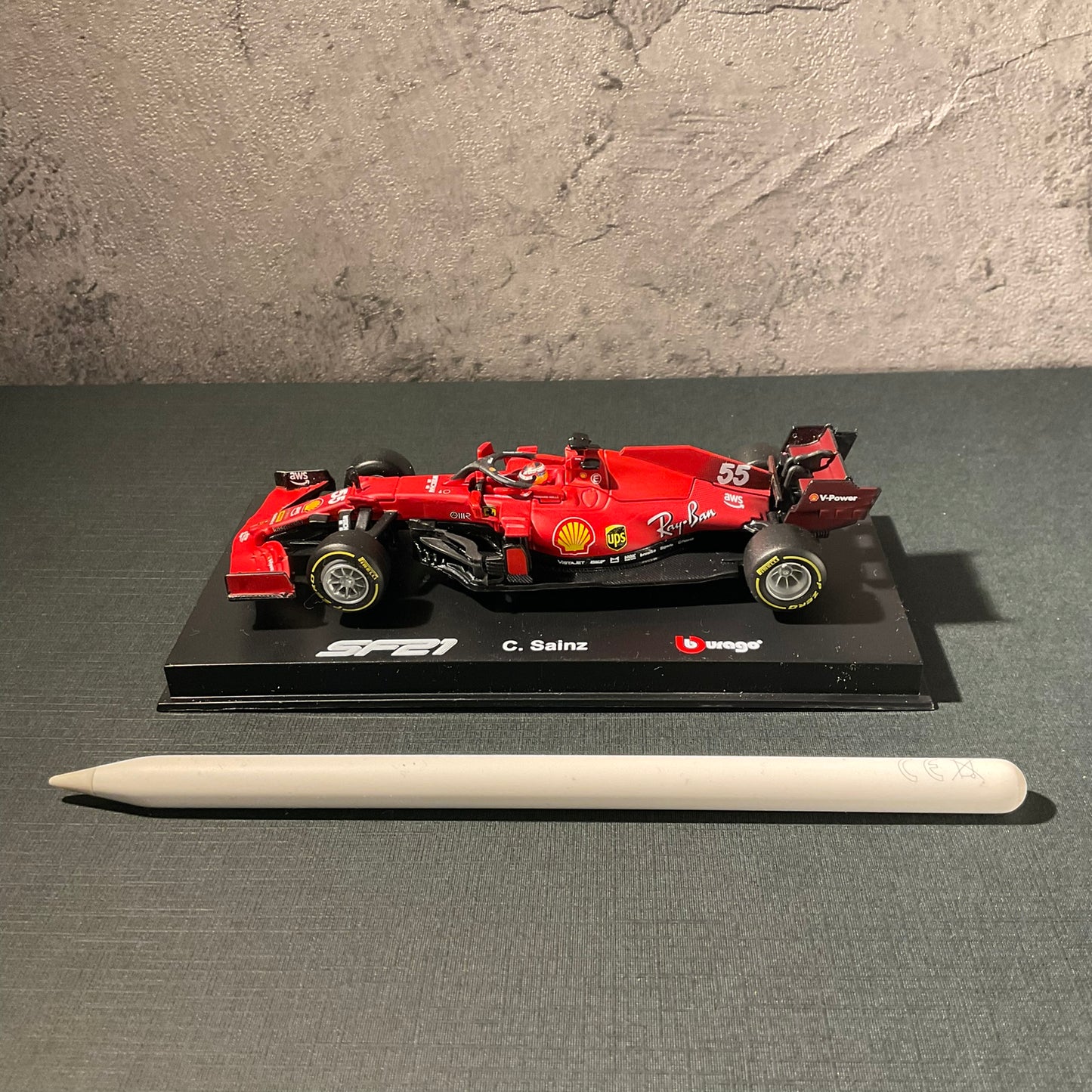 Scuderia Ferrari - SF21(2021) 1:43 with Driver’s Helmet | Showcase
