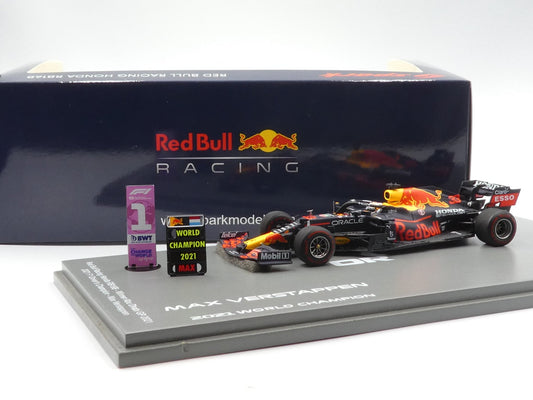 Spark 1:43 (2021) Red Bull Racing RB16B Max Verstappen World Champion Abu Dhabi GP with Pit Board and Stand