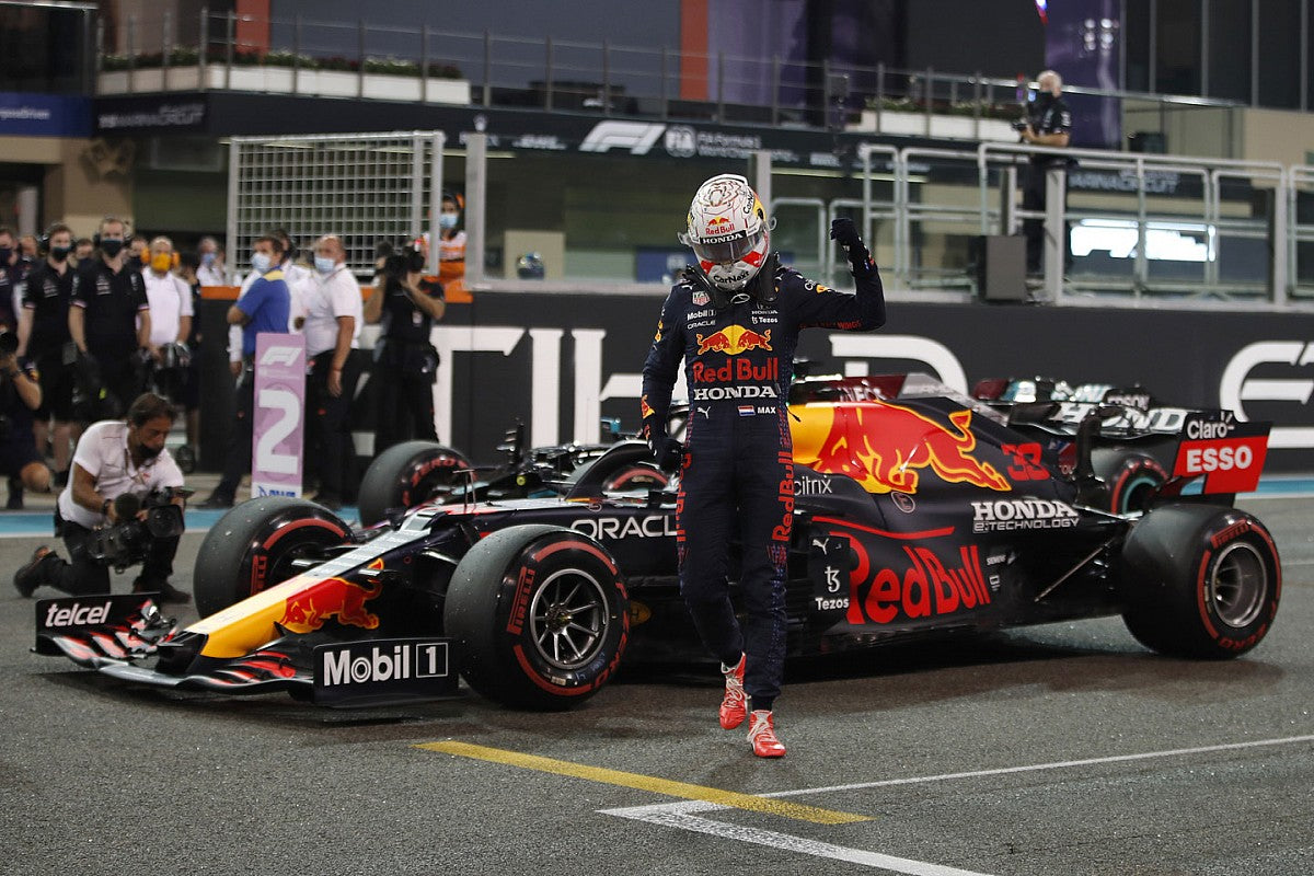 Spark 1:43 (2021) Red Bull Racing RB16B Max Verstappen World Champion Abu Dhabi GP with Pit Board and Stand