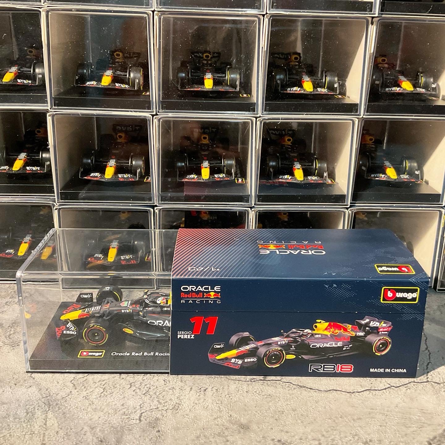Red Bull Racing - RB18 (2022) 1:43 with Driver’s Helmet & Showcase
