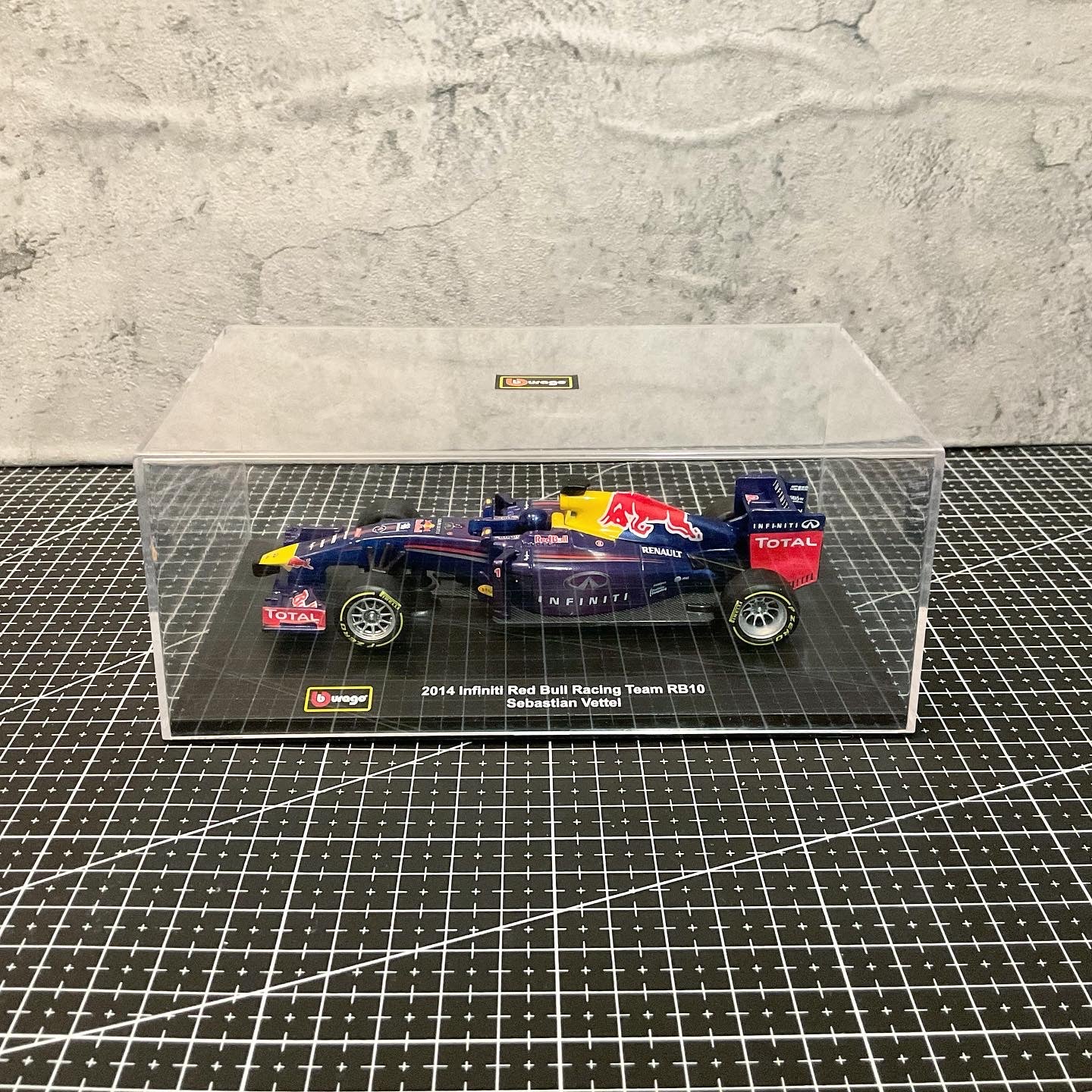 Red Bull Racing - RB10 (2014) 1:32 with Driver's Helmet | Showcase