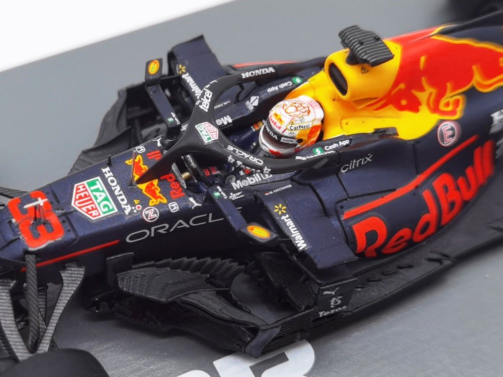Spark 1:43 (2021) Red Bull Racing RB16B Max Verstappen World Champion Abu Dhabi GP with Pit Board and Stand