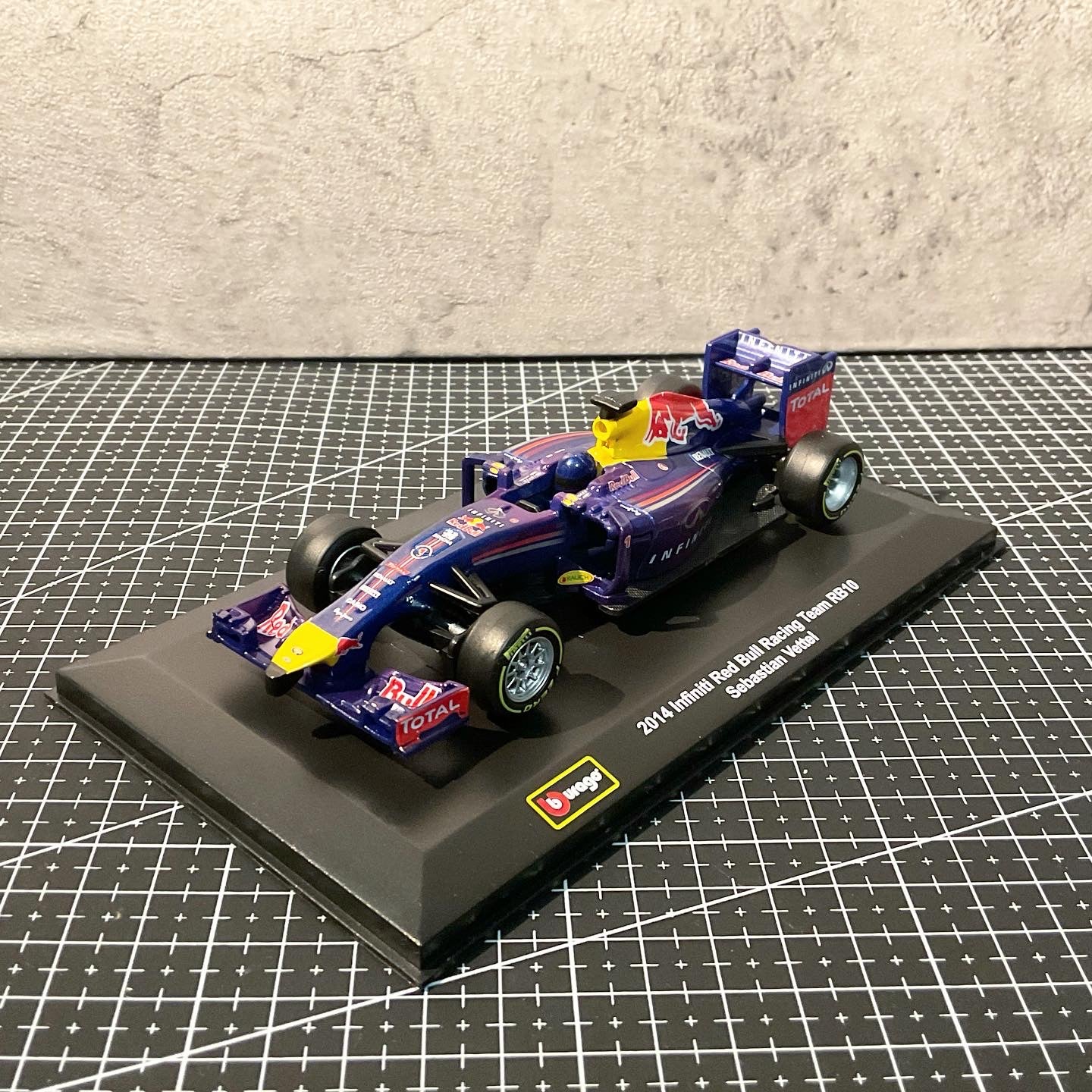 Red Bull Racing - RB10 (2014) 1:32 with Driver's Helmet | Showcase