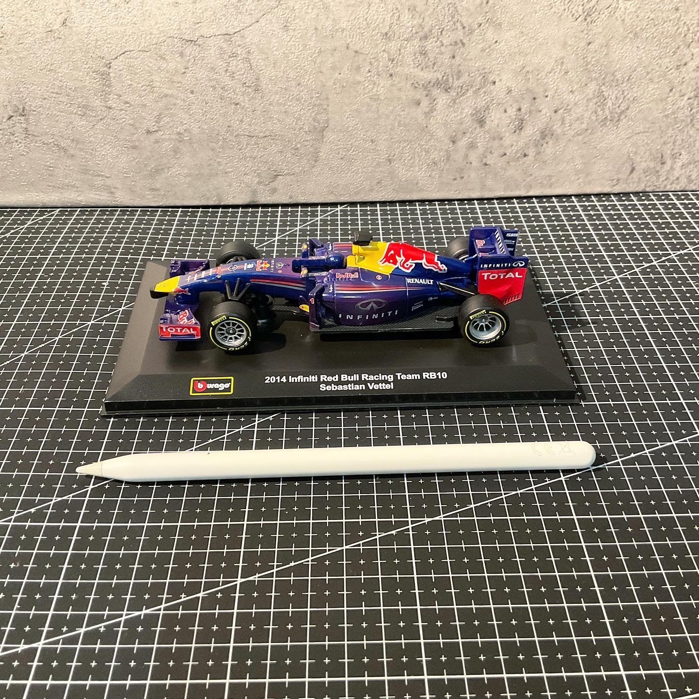 Red Bull Racing - RB10 (2014) 1:32 with Driver's Helmet | Showcase