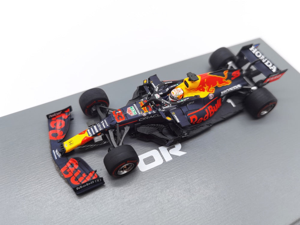 Spark 1:43 (2021) Red Bull Racing RB16B Max Verstappen World Champion Abu Dhabi GP with Pit Board and Stand