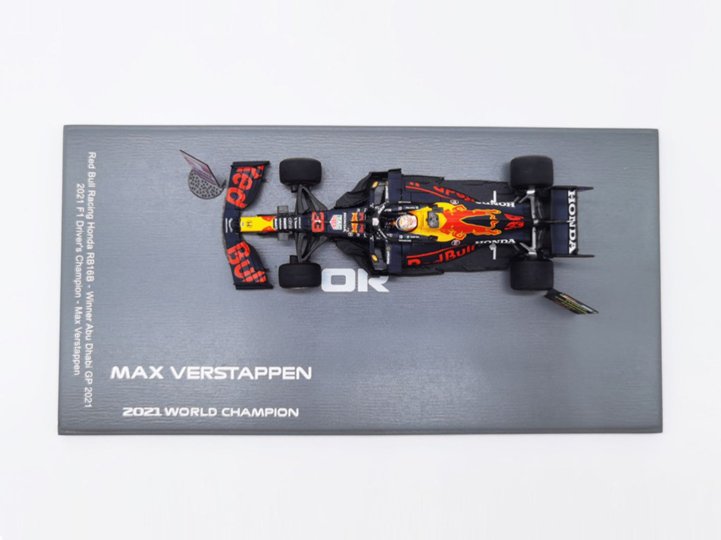 Spark 1:43 (2021) Red Bull Racing RB16B Max Verstappen World Champion Abu Dhabi GP with Pit Board and Stand