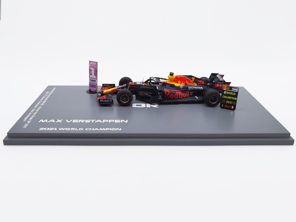 Spark 1:43 (2021) Red Bull Racing RB16B Max Verstappen World Champion Abu Dhabi GP with Pit Board and Stand
