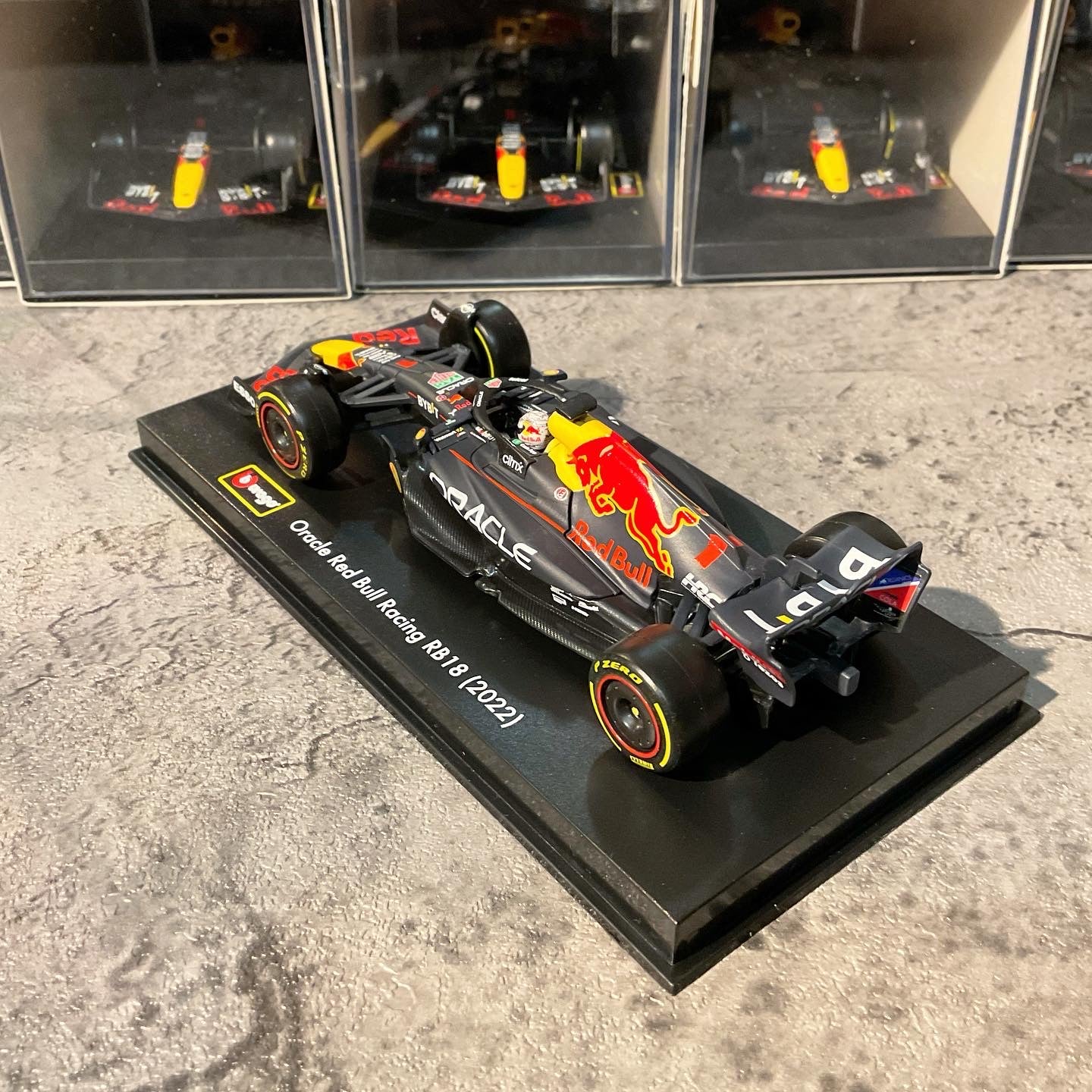 Red Bull Racing - RB18 (2022) 1:43 with Driver’s Helmet & Showcase