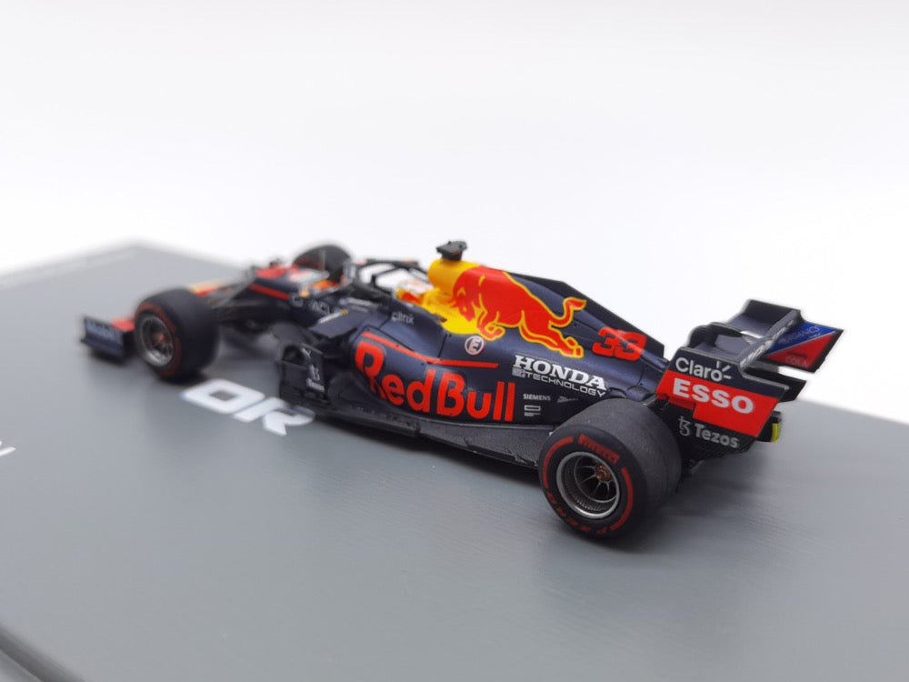 Spark 1:43 (2021) Red Bull Racing RB16B Max Verstappen World Champion Abu Dhabi GP with Pit Board and Stand